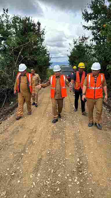 Pj Bupati Charles Bantjin Tinjau Proses Pekerjaan Jalan Hotmix di Parbuluan, Targetkan Selesai Sebelum Akhir Tahun