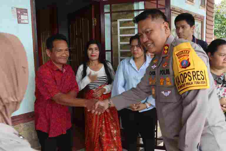 Kapolres Simalungun Kunjungi Keluarga Alm Aiptu Edison Silalahi Berikan Penghormatan Terakhir