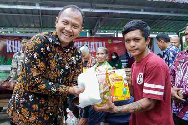 Warga Desa Belang Malum Terima Bansos Kunjungan Kasih Natal Pemkab Dairi