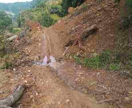 Terkena Bencana Longsor, Akses Jalan Desa Alur Subur Mulai Dapat Dilintasi