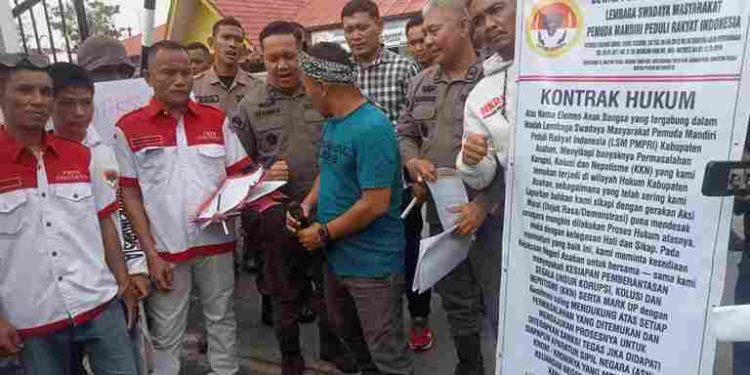 Desak Kasus Korupsi Pengadaan Plank 3 T, Neon Box, Peta Desa dan Buku Perdes di 177 Desa Ditersangkakan, PMPRI Geruduk Kantor Kejari Asahan
