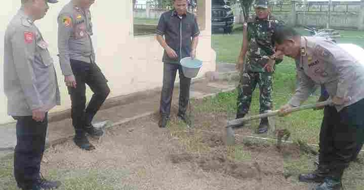 Kapolsek Bosar Maligas Dukung Program Ketahanan Pangan, Tanam Benih Jagung di Halaman Pospol Ujung Padang