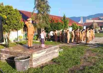 Camat Salak Bertindak Sebagai Pembina Upacara di SMPN 1 