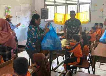 Pemkab Pakpak Bharat Bersama Koramil 07/Salak Program Makan Gratis di SD Negeri 020417