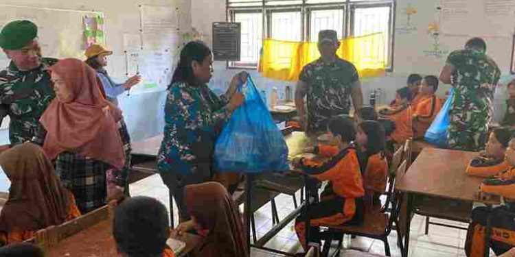 Pemkab Pakpak Bharat Bersama Koramil 07/Salak Program Makan Gratis di SD Negeri 020417