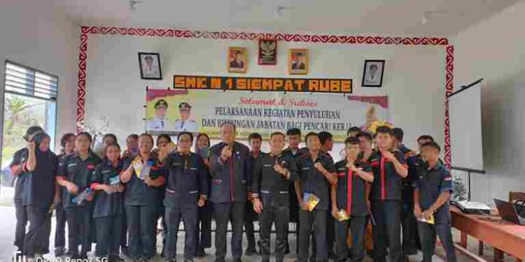 Dinas Sosial Kab. Pakpak Bharat Hadir di SMAN 1 Salak dan SMKN 1 Siempat Rube