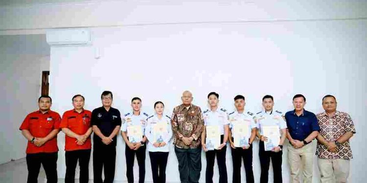 Bupati Dairi Serahkan SK CPNS Kepada 5 Orang Lulusan STTD