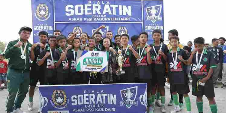 Bupati Vickner Sinaga Serahkan Piala Soeratin Cup U-13 dan U-15 Kabupaten Dairi