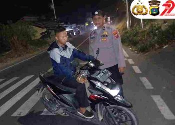 Lima Personel Polsek Dolok Pardamean Patroli Blue Light Brantas Geng Motor di Jalan Lintas Simarjarunjung