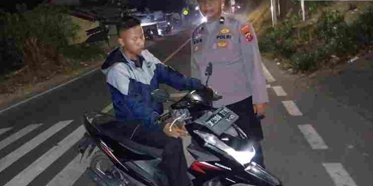 Lima Personel Polsek Dolok Pardamean Patroli Blue Light Brantas Geng Motor di Jalan Lintas Simarjarunjung