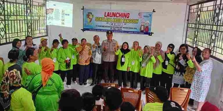 Bhabinkamtibmas Polsek Bangun Dukung Lansia Untuk Senja Emas Bersekolah Lagi