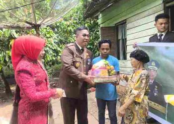 Peringati Hari Kemerdekaan RI ke-80 dan Hari Lahir Kejaksaan RI yang ke-80, Kejari Asahan Berikan Tali Asih Kepada Nek Sarwen