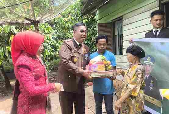 Peringati Hari Kemerdekaan RI ke-80 dan Hari Lahir Kejaksaan RI yang ke-80, Kejari Asahan Berikan Tali Asih Kepada Nek Sarwen