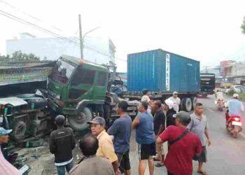 Tabrakan Beruntun, Truk Tabrak Mini Bus dan Rumah Warga, 7 Korban Luka Ringan