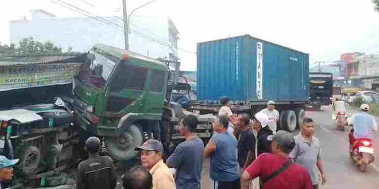 Tabrakan Beruntun, Truk Tabrak Mini Bus dan Rumah Warga, 7 Korban Luka Ringan