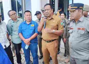 Akses Jalan Gang Setia Ditutup Pihak Yayasan Maetreyawira Kisaran, Warga Demo Bupati Asahan