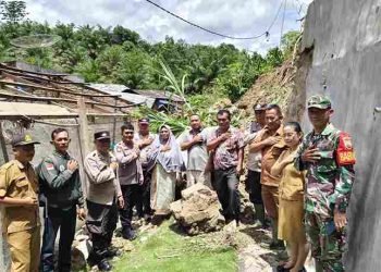 3 Rumah Warga Korban Akibat Tanah Longsor, Polsek Serbelawan Gerak Cepat Bantu Evakuasi
