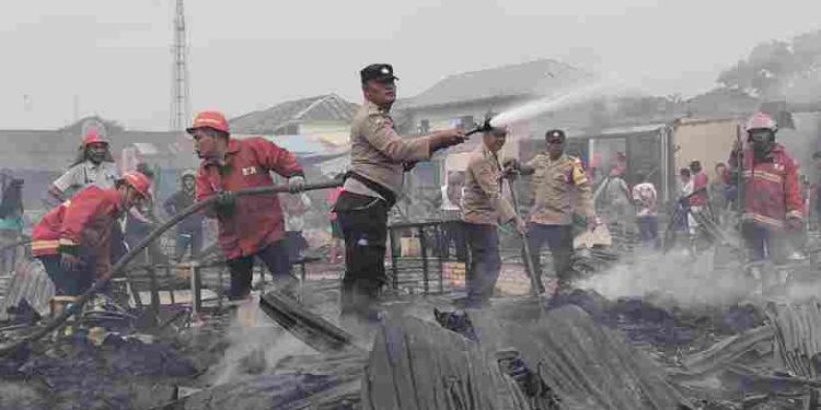 Gerak Cepat Polsek Serbalawan Bantu Evakuasi 140 Pedagang Korban Kebakaran