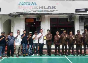 Mengusung Tema “Transformasi Kejaksaan Menuju Indonesia Maju” Kejari Serahkan Sertifikat Rumah Ibadah dan Akte Kelahiran Kepada Warga di Harlah Kejaksaan RI ke-80 Tahun