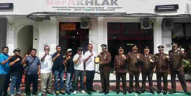 Mengusung Tema “Transformasi Kejaksaan Menuju Indonesia Maju” Kejari Serahkan Sertifikat Rumah Ibadah dan Akte Kelahiran Kepada Warga di Harlah Kejaksaan RI ke-80 Tahun