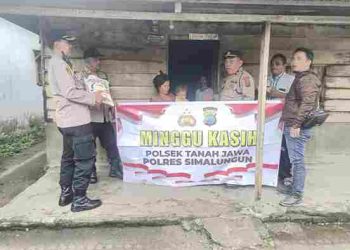 Polsek Tanah Jawa Tidak Pandang Suku, Peduli Terhadap Masyarakat Gelar Minggu Kasih Berikan Bantuan Sembako