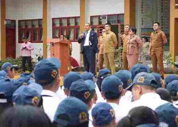 Bupati Dairi Jadi Pembina Upacara di SMP Negeri 1 Sidikalang, Ingatkan Pentingnya Pendidikan dan Karakter