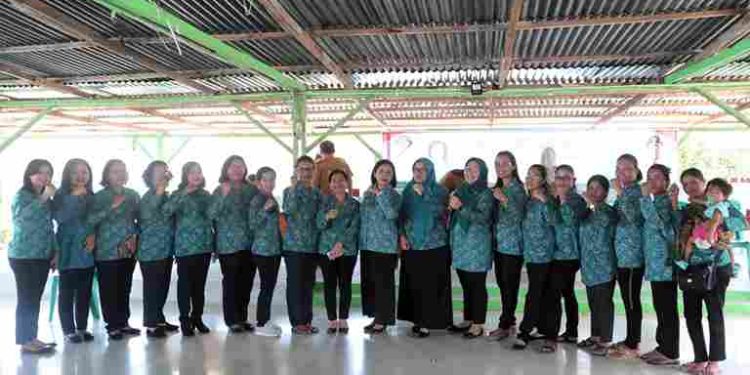 Gerakan Cegah Stunting Desa Pangaribuan, Ketua TP PKK Dairi Bagikan Makanan Tambahan Untuk Balita