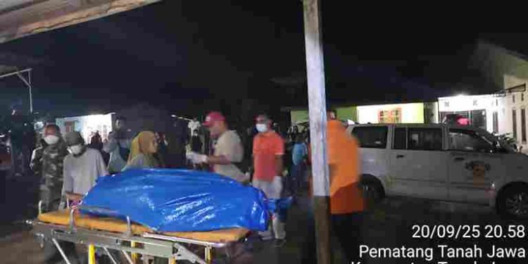 Ditemukan Mayat Tukang Becak di Dalam Rumahnya Diduga Akibat Asam Lambung Polsek Tanah Jawa Mengevakuasi