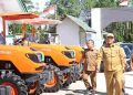 Dorong Produktivitas Pertanian, Bupati Serahkan 13 Traktor untuk Petani Dairi Bantuan Kementan
