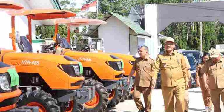 Dorong Produktivitas Pertanian, Bupati Serahkan 13 Traktor untuk Petani Dairi Bantuan Kementan
