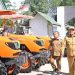 Dorong Produktivitas Pertanian, Bupati Serahkan 13 Traktor untuk Petani Dairi Bantuan Kementan