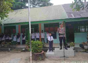 Kapolsek Tanah Jawa Jadi Inspektur Upacara, Ajak Pelajar Jauhi Narkoba dan Tawuran