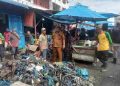 Sekcam Kota Kisaran Barat Tinjau Lokasi Pembersihan Tumpukan Sampah di Aliran Parit Pajak Panglima Polem Kisaran