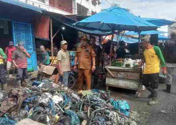 Sekcam Kota Kisaran Barat Tinjau Lokasi Pembersihan Tumpukan Sampah di Aliran Parit Pajak Panglima Polem Kisaran