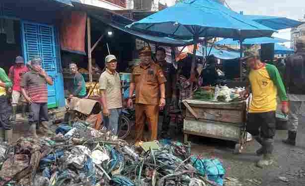 Sekcam Kota Kisaran Barat Tinjau Lokasi Pembersihan Tumpukan Sampah di Aliran Parit Pajak Panglima Polem Kisaran