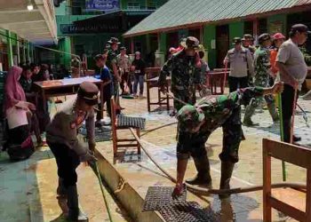 Akibat Hujan Deras Air Meluap Banjir, 120 Rumah Terendam Polsek Serbalawan Evakuasi dan Bersihkan Sisa Banjir