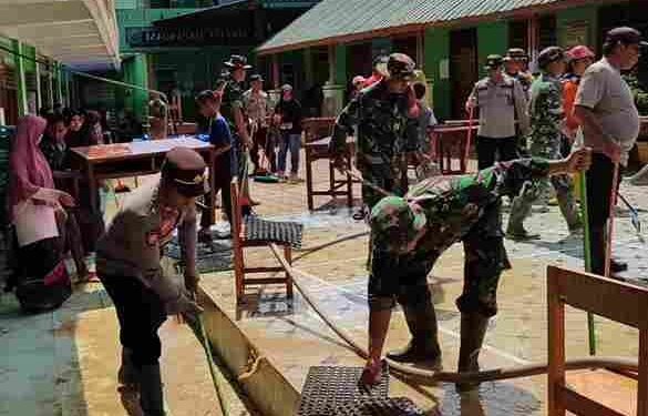 Akibat Hujan Deras Air Meluap Banjir, 120 Rumah Terendam Polsek Serbalawan Evakuasi dan Bersihkan Sisa Banjir