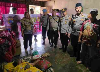 Kepedulian Hati Nurani Jumat Berkah, Kapolsek Tanah Jawa Bersama Jajaran Salurkan Sembako ke Warga Miskin Ekstrem di Bah Jambi II