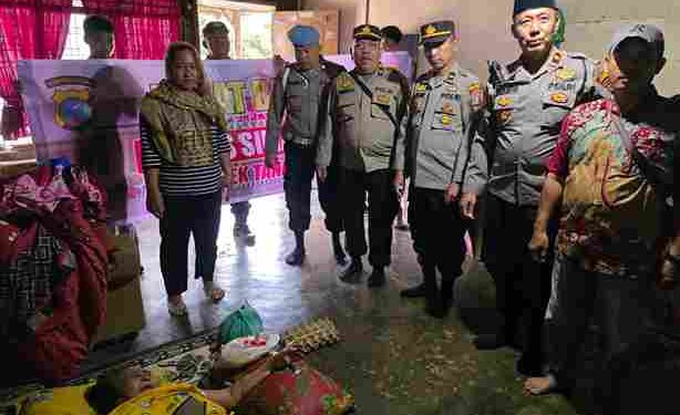 Kepedulian Hati Nurani Jumat Berkah, Kapolsek Tanah Jawa Bersama Jajaran Salurkan Sembako ke Warga Miskin Ekstrem di Bah Jambi II