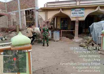 Babinsa Koramil 11/Simpang Empat Bersama Warga Gelar Gotroy Bangun Masjid Nurul Yaqin di Desa Sipaku Area