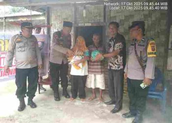 Melalui Program Jum’at Berkah Kapolsek Tanah Jawa Salurkan Bantuan Sembako Perkuat Kedekatan Dengan Masyarakat