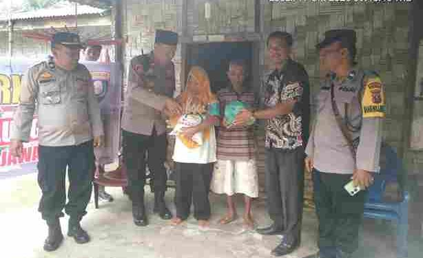 Melalui Program Jum’at Berkah Kapolsek Tanah Jawa Salurkan Bantuan Sembako Perkuat Kedekatan Dengan Masyarakat