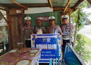 Minggu Kasih KBO Sat Lantas Polres Simalungun Salurkan Bantuan Wujud Kepedulian Polri kepada Warga Kurang Mampu