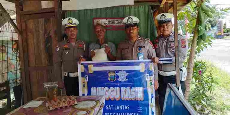 Minggu Kasih KBO Sat Lantas Polres Simalungun Salurkan Bantuan Wujud Kepedulian Polri kepada Warga Kurang Mampu