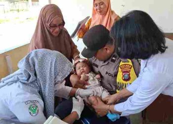 Bravo Bhabinkamtibmas Aipda H Sinaga Dampingi Kegiatan “PENARI” di Bosar Maligas: Dukung Imunisasi Balita Demi Generasi Sehat