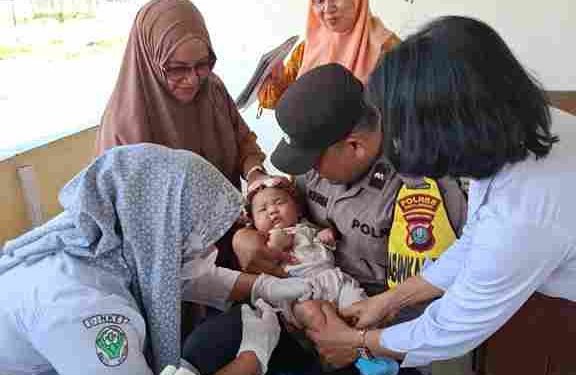 Bravo Bhabinkamtibmas Aipda H Sinaga Dampingi Kegiatan “PENARI” di Bosar Maligas: Dukung Imunisasi Balita Demi Generasi Sehat