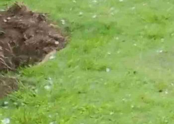 Alamak, Fenomena Hujan Es Disertai Angin Kencang kejutkan Warga Desa Pertampilan