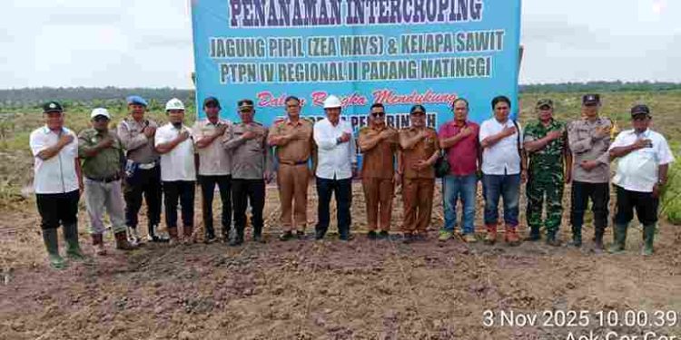 Polsek Bosar Maligas Kawal Tanam Perdana Jagung di PTPN IV, Dukung Program Ketahanan Pangan