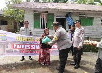 Hati yang Tulus, Polsek Tanah Jawa Gelar Jumat Berkah, Salurkan Sembako kepada Warga Kurang Mampu untuk Pererat Silaturahmi dengan Masyarakat