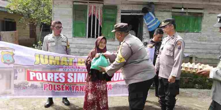 Hati yang Tulus, Polsek Tanah Jawa Gelar Jumat Berkah, Salurkan Sembako kepada Warga Kurang Mampu untuk Pererat Silaturahmi dengan Masyarakat